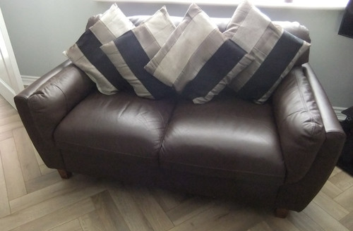 Small two seater brown leather - seater,